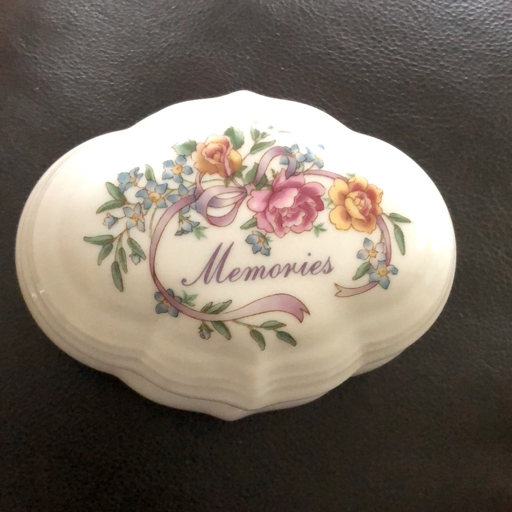 Vintage Avon Memories Porcelain Music Box Excellent Condition Music still plays.
